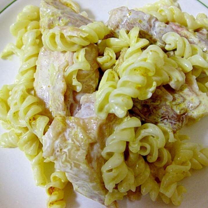 鶏肉とマカロニのスパイシーサラダ